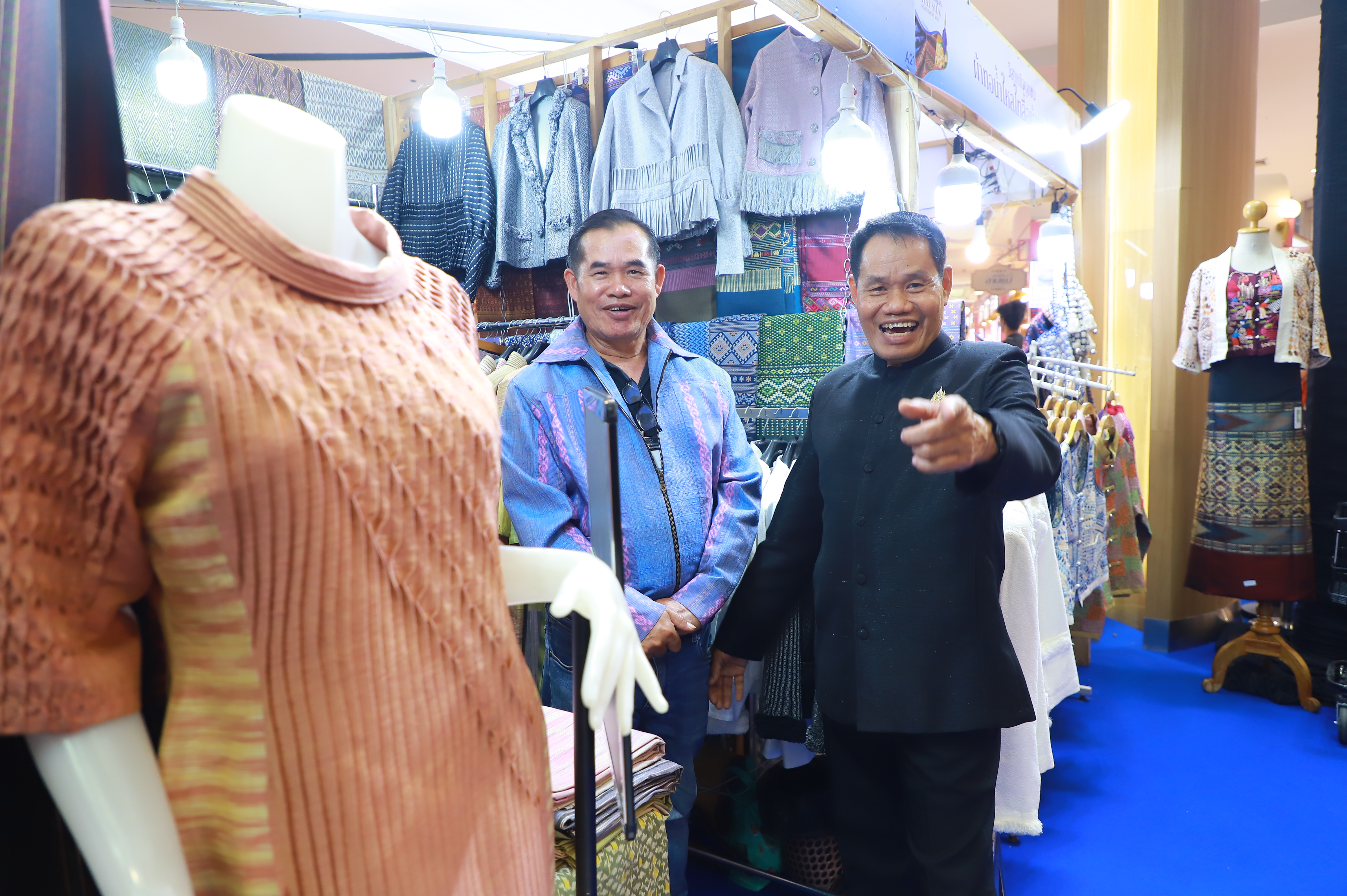 title - ส.ป.ก. ร่วมพิธีเปิดงานหม่อนไหมสัญจร ณ กรุงเทพมหานครและจังหวัดนนทบุรี ครั้งที่ 1 ชูนโยบาย ตลาดนำการผลิต เพิ่มช่องทางจำหน่าย สร้างรายได้เกษตรกร